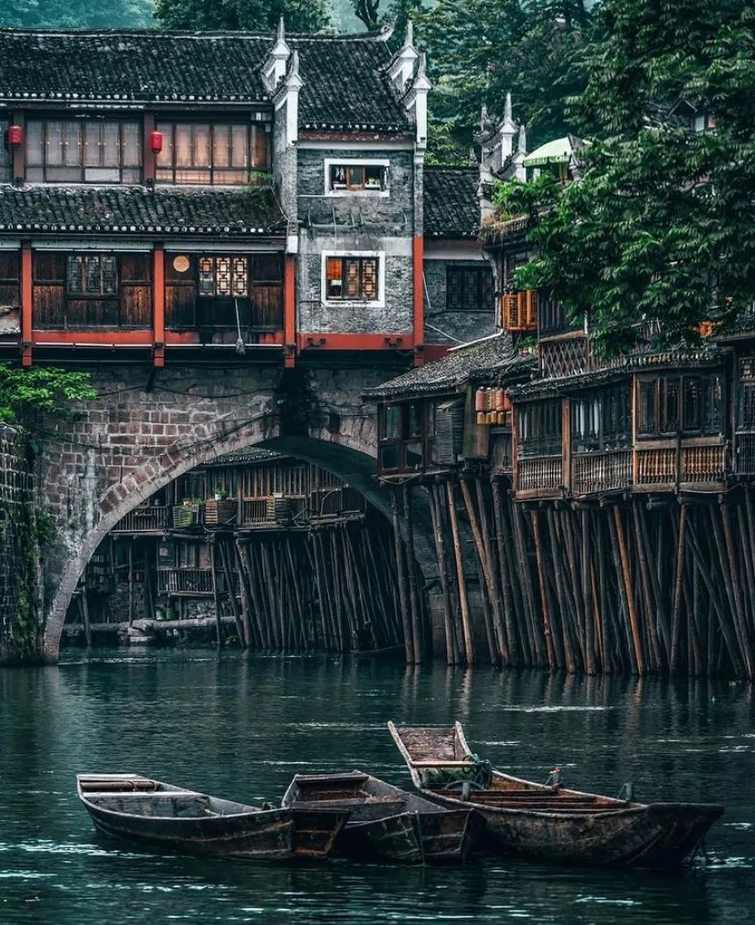 【凤凰古城：一场穿越时光的旅行指南】_3_红鲤鱼与绿鲤鱼与驴V_湖南凤凰-来自52tours 我爱旅游网